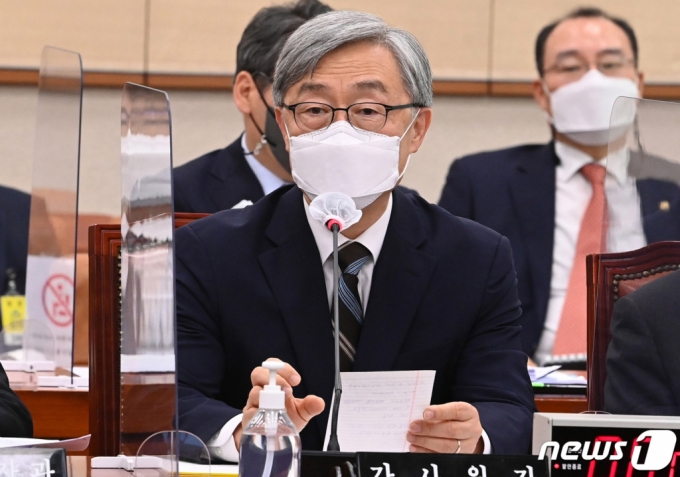 (서울=뉴스1) 구윤성 기자 = 최재형 감사원장이 18일 서울 여의도 국회에서 열린 법제사법위원회에서 의원들의 질의에 답하고 있다. 2021.6.18/뉴스1