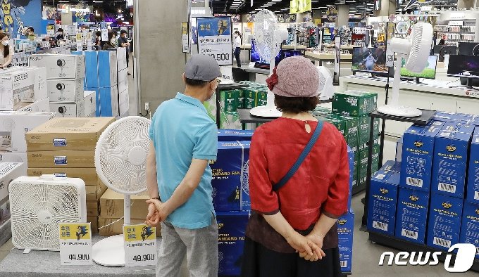 [사진] 무더위 대비해 냉방용품 준비하는 시민들