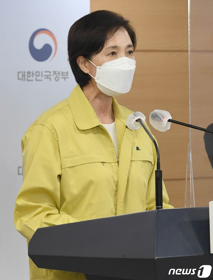 [사진] 유은혜 부총리, 2학기 전면 등교 위한 이행 방안 발표
