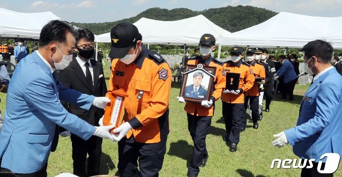 [사진] 국립대전현충원 도착한 故김동식 구조대장