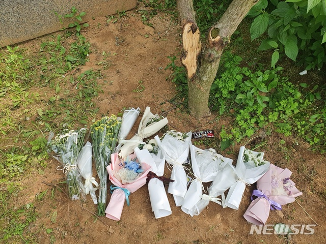 지난 12일 극단적인 선택을 한 청주 여중생 2명이 처음 발견된 곳에 국화 꽃다발 등이 놓여있다./사진=뉴시스