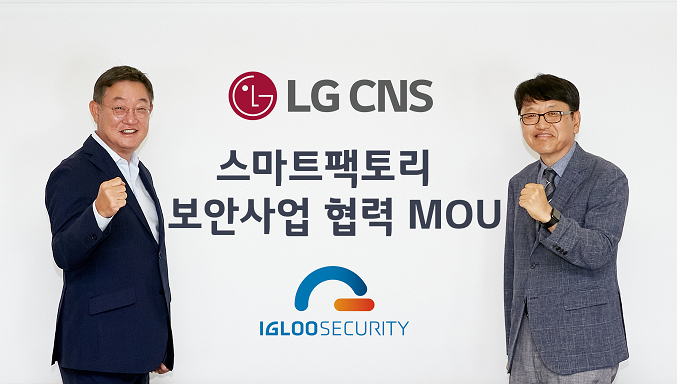 현신균 LG CNS DTI사업부장(부사장, 왼쪽)과 이득춘 이글루시큐리티 대표가 21일 LGCNS 서울마곡 본사에서 스마트팩토리 보안사업 협력 MOU를 체결하고 있다. /사진=LG CNS 제공