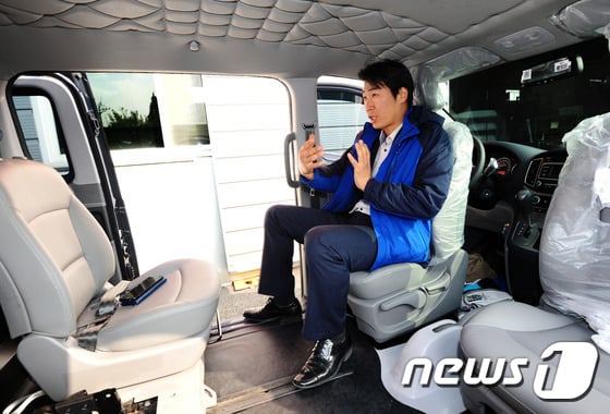 유니캠프 오완곤 대표가 회사에서 제작한 튜닝카에 대해 설명하고 있다./뉴스1 © News1