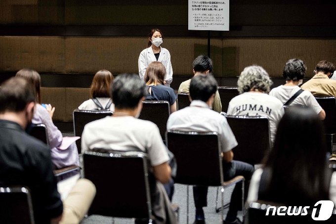 사진 모더나 백신 접종 대기하는 일본 회사원들 - 머니투데이