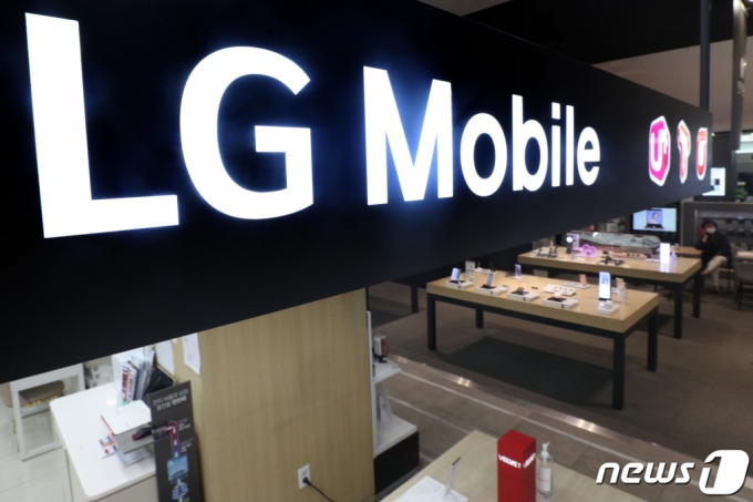지난 4월5일 서울시내 한 전자제품 매장에 LG 휴대폰이 진열돼 있다. LG전자는 이날 서울 여의도 본사에서 이사회를 열고 오는 7월31일부로 MC사업부문(휴대폰 사업) 생산 및 판매를 종료하는 내용을 확정했다고 밝혔다. /뉴스1