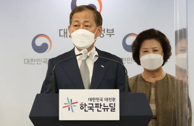 김인철 한국대학교육협의회장이 24일 오전 서울 종로구 정부서울청사에서 2학기 대학 대면활동의 단계적 확대 방안과 관련해 세부내용을 밝히고 있다. 오른쪽은 남성희 한국전문대학교육협의회장. /사진=뉴시스