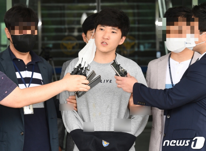 24일 오전 대전 서구 둔산경찰서에서 미성년자를 성추행하고 성 착취물을 제작해 유포한 혐의를 받고있는 최찬욱이 심경을 밝히고 있다. /사진=뉴스1