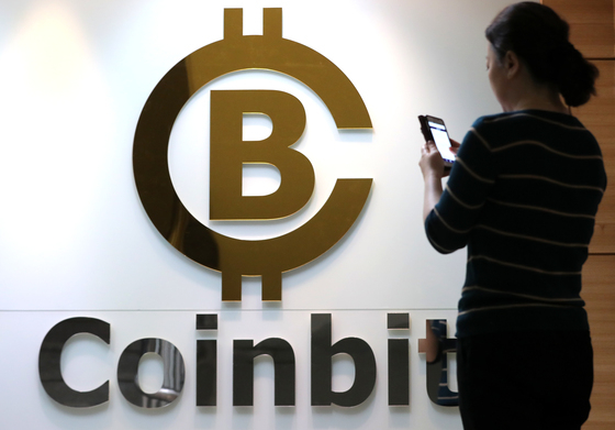 = 30일 오후 서울 서초구 신규 암호화폐 거래업체 코인빗(CoinBit) 사무실에서 직원이 업무를 보고 있다. 이날 정식 서비스를 시작한 코인빗에는 비트코인과 이더리움, 리플, 비트코인 캐시, 이더리움 클래식, 라이트코인, 퀀텀, 네오, 스텔라, 그로스톨코인 등 총 50여종의 암호화폐를 상장한다. 2018.4.30/뉴스1