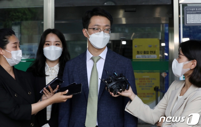손정민씨 친구 A씨의 법률대리인인 법무법인 원앤파트너스 이은수(오른쪽), 김규리 변호사/뉴스1