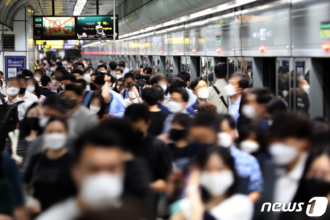 사진 거리두기 개편 '코앞'…줄어들지 않는 신규 확진자 - 머니 ...