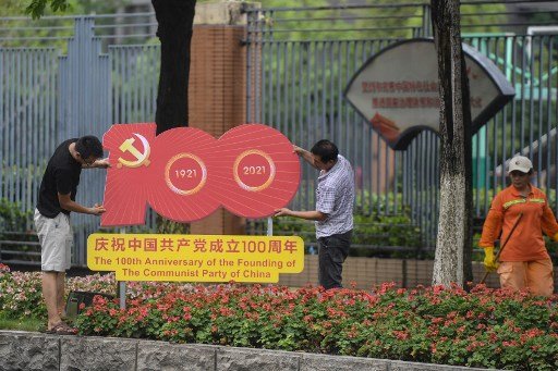27일(현지시간) 중국 우한에서 중국 공산당 창설 100주년을 기념하는 선전물이 설치되고 있다./사진=AFP