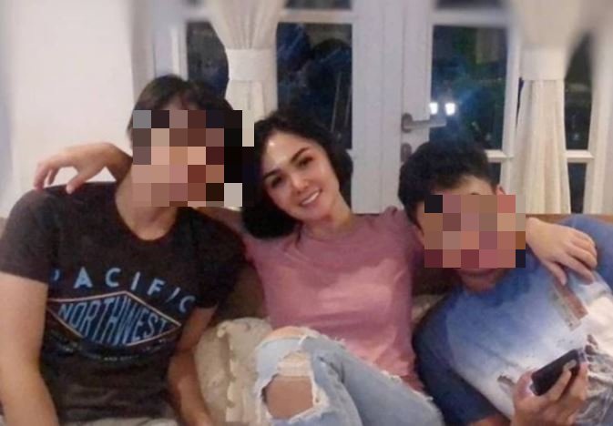 인도네시아 가수 유니 샤라(49)가 아들에게 올바른 성교육을 가르치기 위해 포르노를 함께 본다는 사연이 전해졌다./사진=인스타그램 캡처