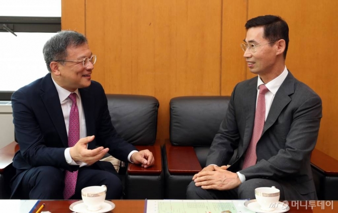 24일 서울 여의도 한국거래소에서 진행된 김학균 한국거래소 코스닥시장위원장-장경호 코스닥협회장 좌담회. /사진=이기범 기자 leekb@