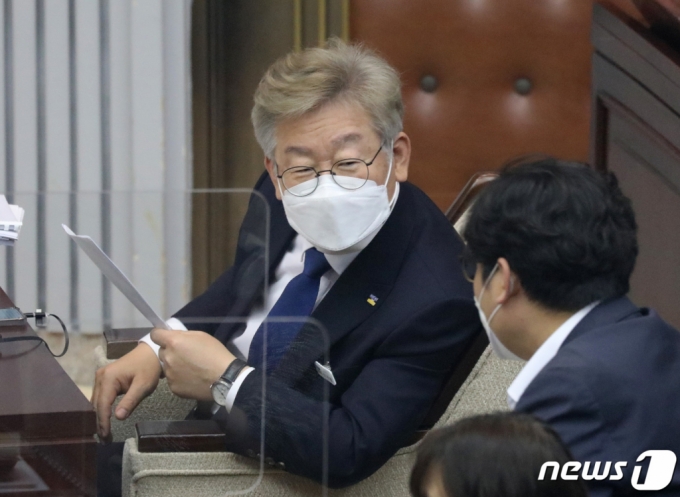 (수원=뉴스1) 김영운 기자 = 이재명 경기도지사가 23일 오전 경기도 수원시 팔달구 경기도의회 본회의장에서 열린 제352회 정례회 제4차 본회의에 참석해 의원들과 이야기를 나누고 있다. 2021.6.23/뉴스1