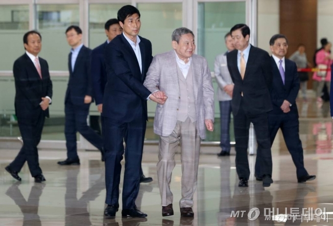 이건희 삼성전자 회장이 미국과 일본을 오가며 요양과 경영구상을 마친 후 2014년 4월 17일 오후 서울 김포국제공항을 통해 입국하고 있는 길에 최지성 삼성 미래전략실장(오른쪽에서 두번째)의 영접을 받고 있다. 이 회장은 귀국 전에 일본 현지에서 최 실장 등으로부터 그룹 지배구조 개편 등에 대한 보고를 받고 이를 승인했다. /사진=머니투데이 DB