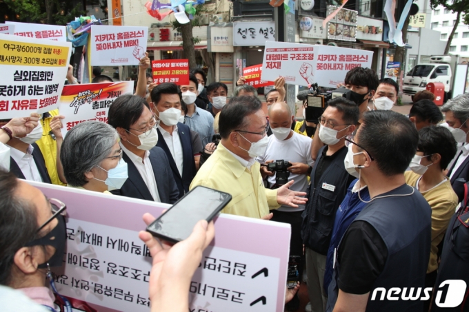 김부겸 국무총리가 2일 서울 중구 정동 민주노총을 방문, 신종 코로나바이러스 감염증(코로나19) 감염 확산을 우려하며 민주노총 집회 자제를 거듭 요청하고 있다. 이날 김 총리는 민주노총 사무실에 들어가지 못한채 입구에서 집회 자제를 요청했다./사진=뉴스1  