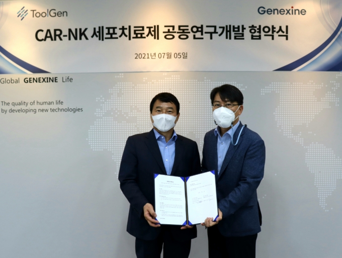 성영철 제넥신 대표(왼쪽)와 김영호 툴젠 대표가 5일 경기도 성남시 제넥신 본사에서 열린 협약식에서 사진 촬영을 하고 있다. /사진제공=제넥신