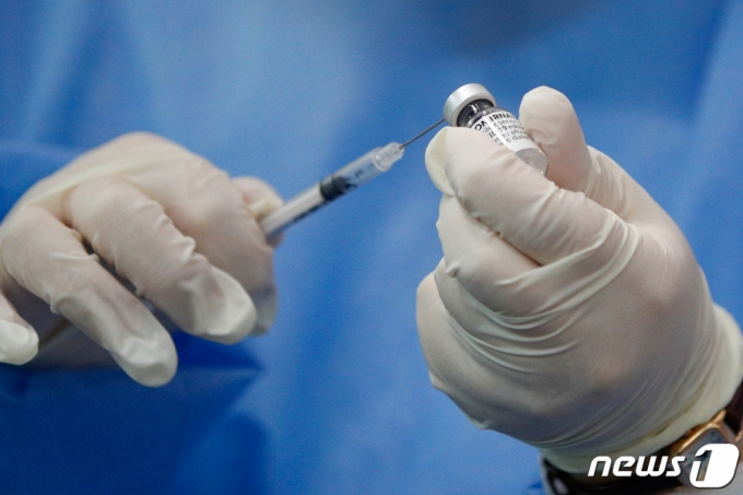 코로나 예방접종 완료자, 확진자 접촉 때 자가격리 면제…오늘부터 코로나 예방접종 완료자, 확진자 접촉 때 자가격리 면제…오늘부터