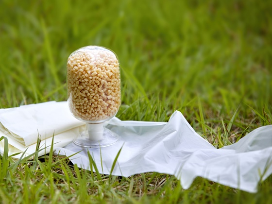 삼양사가 세계 최초로 개발한 이소소르비드 기반 생분해성 플라스틱과 이를 이용해 만든 플라스틱 필름. 이 필름은 일회용 봉투, 농업용 멀칭 필름 (잡초, 수분 관리를 위해 토양 표면을 덮는데 쓰이는 필름), 어망 등 생산에 활용할 수 있다./사진=삼양사