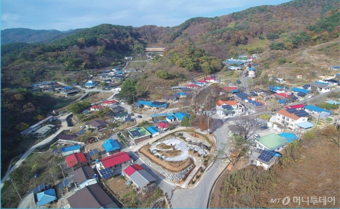 경남 하동군 영신원마을에서는 슬레이트지붕개량사업ㅇ르 통해 마을경관을 크게 개선했다. 파란색으로 통일된 지붕이 한 눈에 들어온다.