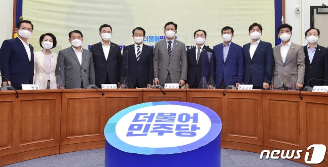 (서울=뉴스1) 이동해 기자 = 송영길 대표, 변재일 반도체기술특별위원회 위원장, 문승욱 산업통상자원부 장관이 7일 서울 여의도 국회 본관에서 열린 더불어민주당 반도체 기술특별위원회 제6차 회의에 참석해 기념촬영을 갖고 있다.이날 회의에는 송영길 더불어민주당 대표, 변재일 반도체기술특별위원회 위원장, 문승욱 산업통상자원부 장관 등이 참석한 가운데 그동안 특위에서 논의했던 반도체 산업 지원책 성과 발표와 발의 지원 법안 등을 검토 후 총괄 발표할 예정이다. 2021.7.7/뉴스1