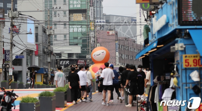 (서울=뉴스1) 이성철 기자 = 정부의 수도권 새 거리두기 적용 여부 발표를 하루 앞둔 6일 서울 홍대거리에서 시민들이 이동하고 있다. 수도권은 신종코로나바이러스 감염증(코로나19) 확진자가 나흘째 500명을 넘어서면서 3단계 격상 기준치에 도달했다. 정부는 7일 회의를 통해 8일 이후 수도권의 새 거리두기 적용 여부를 발표할 예정이다. 2021.7.6/뉴스1