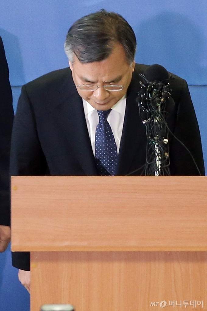 박영수 특별검사가 6일 오후 서울 강남구 대치동 특검에서 최순실 국정농단에 관한 90일 간의 최종 수사결과를 발표하고 있다. /사진=이기범 기자 leekb@