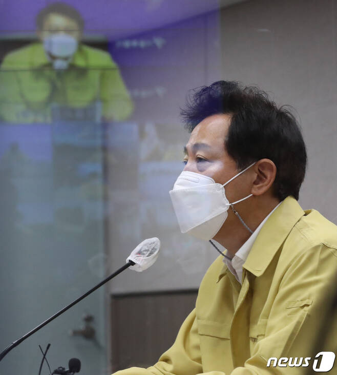 오세훈 서울시장이 8일 서울시청 충무기밀실에서 열린 '시-자치구 긴급 현안회의'에서 코로나19 특별방역대책 관련 발언을 하고 있다. /사진=뉴스1
