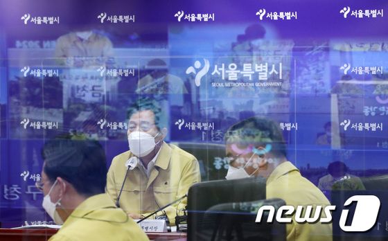 오세훈 서울시장이 8일 서울시청 충무기밀실에서 열린 '시-자치구 긴급 현안회의'에서 코로나19 특별방역대책 관련 발언을 하고 있다. /사진=뉴스1