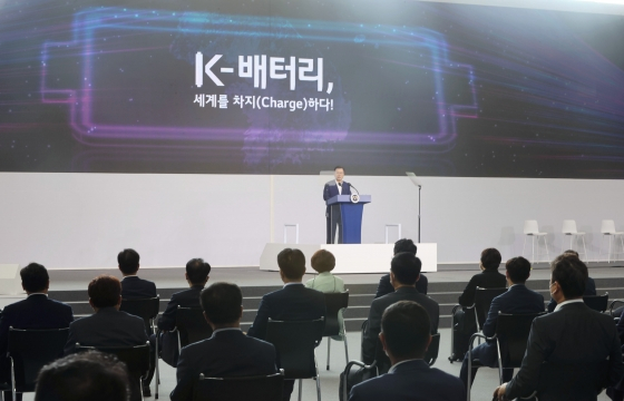 문재인 대통령이 8일 충북 청주시 LG에너지솔루션 오창 제2공장에서 열린 K-배터리 발전전략 보고 'K-배터리, 세계를 차지(charge)하다'에서 발언하고 있다. /사진=뉴시스