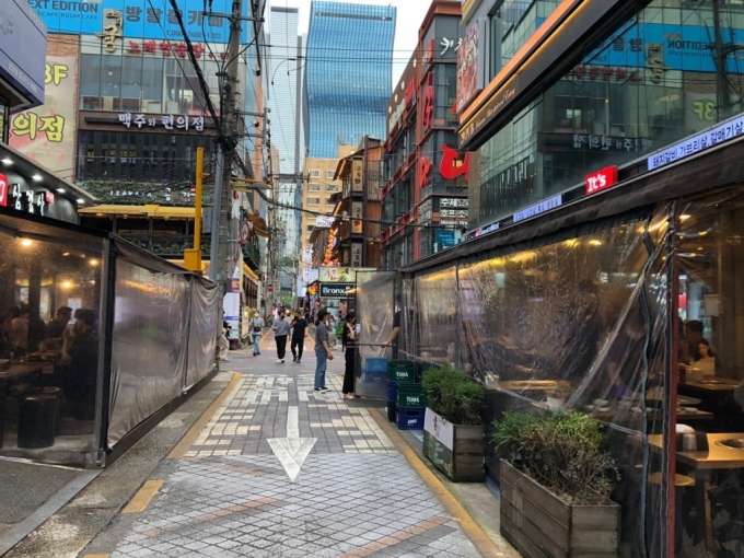 서울 지하철 2호선·신분당선 강남역 인근 상가 전경./사진=이재윤 기자