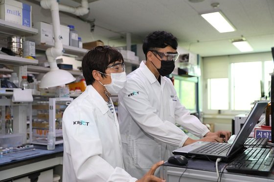 한국화학연구원 탄소자원화연구단이 폐플라스틱 재활용 기술을 연구하고 있다/사진=화학연 