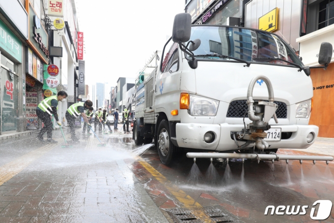 찜통더위가 계속된 13일 오전 대구 중구 동성로에서 중구청 환경미화원과 살수차가 뜨거워진 도심 열기를 식히고 거리에 남은 전날 기습폭우의 흔적을 지우기 위해 물청소를 하고 있다. /사진=뉴스1  