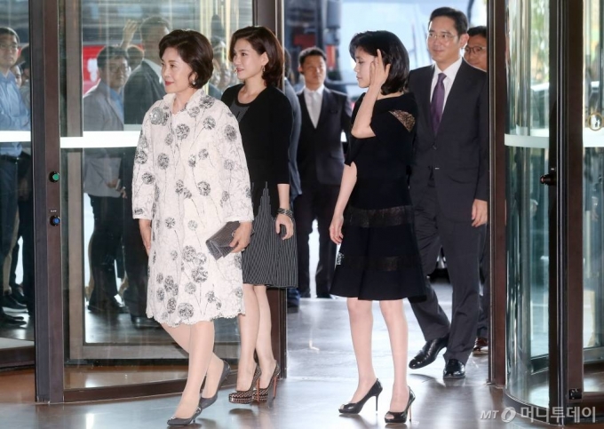 2015년 6월 제25회 호암상수상자 축하만찬에 홍라희 삼성미술관 리움 관장과 이재용 삼성전자 부회장, 이부진 호텔신라 사장, 이서현 삼성복지재단 이사장 등 삼성일가가 들어오는 모습 /사진=홍봉진기자 honggga@