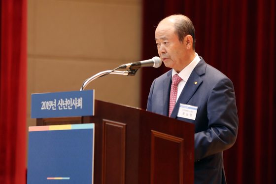 (광주=뉴스1) 황희규 기자 = 정창선 광주상공회의소 회장이 3일 오전 광주 김대중컨벤션센터 4층 컨벤션홀에서 열린 신년인사회에서 인사말을 하고 있다. 2019.1.3/뉴스1