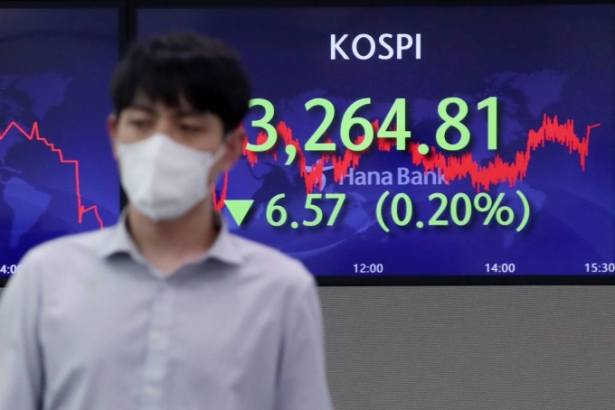 코스피가 전 거래일(3271.38)보다 6.57포인트(0.20%) 내린 3264.81에 장을 마감한 14일 오후 서울 중구 하나은행 딜링룸에서 딜리들이 업무를 보고 있다. 이날 코스닥 지수는 전 거래일(1043.31)보다 1.67포인트(0.16%) 오른 1044.98에, 원·달러 환율은 전 거래일(1145.4원)보다 3.1원 오른 1148.5원에 마감했다./사진=뉴시스