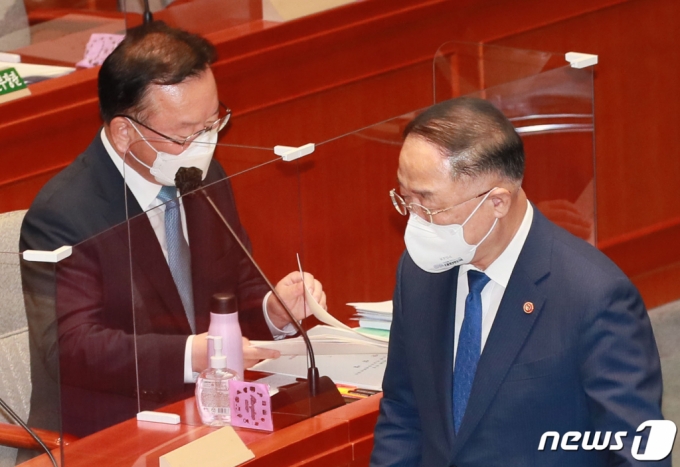 홍남기 부총리 겸 기획재정부 장관(오른쪽)이 14일 오후 서울 여의도 국회에서 열린 예산결산특별위원회 전체회의에서 2차 추가경정예산안에 대해 제안설명 후 자리로 향하고 있다. 왼쪽은 김부겸 총리. /사진=뉴스1