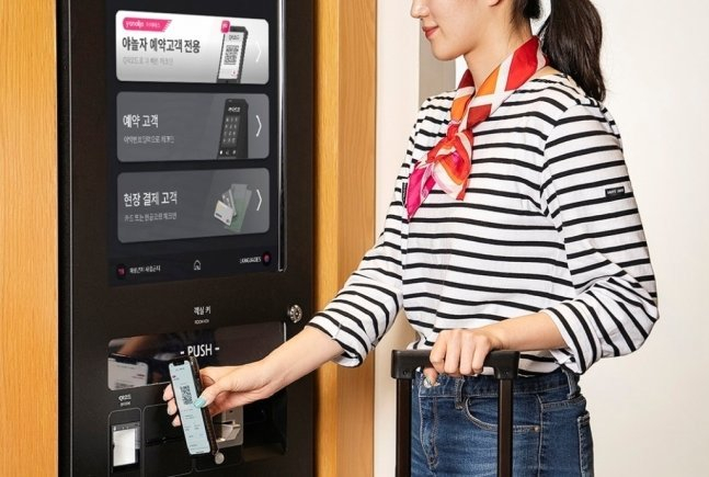 야놀자가 지난해 자체 개발한 와이 플럭스 셀프 체크인 키오스크. /사진=야놀자