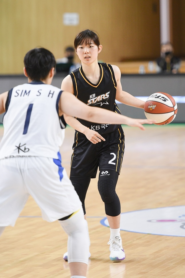 U-19 대표팀과 박신자컵 4강전에서 좋은 모습을 보이며 팀 승리를 이끈 KB스타즈 허예은. /사진=WKBL 제공