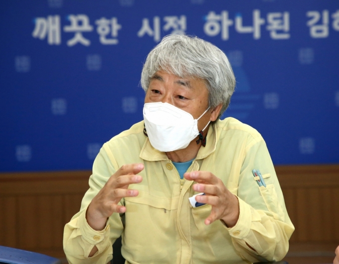 이종학 김해시 보건소장이 15일 긴급 브리핑을 통해 사회적 거리두기 3단계 격상을 설명하고 있다./사진제공=김해시