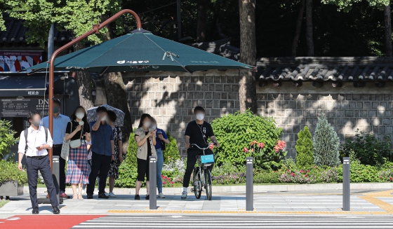 ▲서울 중구 시청역 인근에서 시민들이 그늘막 아래서 더위를 피해 신호를 기다리고 있다./사진=뉴시스