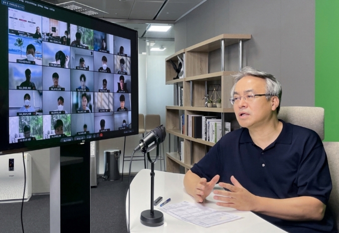 남철 첨단소재사업본부장이 상반기에 채용한 경력사원들을 대상으로 특강을 진행하고 있다/사진=LG화학