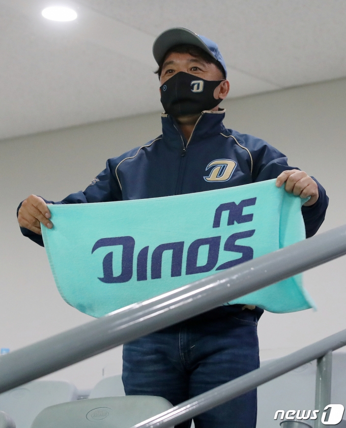 (서울=뉴스1) 김진환 기자 = 23일 오후 서울 구로구 고척스카이돔에서 열린 프로야구 2020 신한은행 SOL KBO 포스트시즌 한국시리즈 5차전 두산 베어스와 NC 다이노스의 경기에서 NC가 양의지의 투런포와 구창모의 호투를 앞세워 5 대 0 승리를 거두며 시리즈 전적 3승 2패로 앞서갔다. 경기 후 NC 김택진 구단주가 팀 수건을 흔들며 응원을 하고 있다. 2020.11.23/뉴스1
