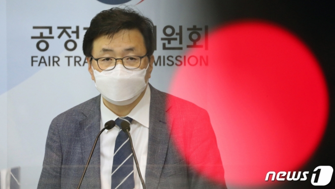 육성권 공정거래위원회 기업집단국장이 지난 6월24일 정부세종청사 공정위 기자실에서 '기업집단 삼성의 부당내부거래 제재' 브리핑을 하고 있다. /뉴스1