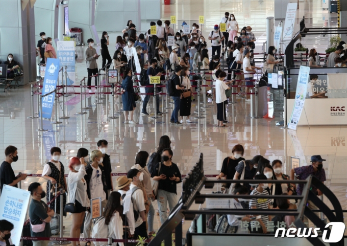 지난 18일 오전 서울 강서구 김포공항 국내선이 여행을 떠나는 시민들로 북적이고 있다. 휴가철을 맞아 제주도는 오늘(19일) 0시부터 거리두기를 3단계로 올렸다. 제주 사적모임 인원은 4명까지 허용되며 예방접종 완료자에 대해서도 예외 적용을 하지 않는다./사진=뉴스1