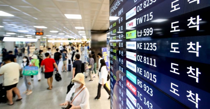 지난 14일 오후 제주국제공항 1층 도착장이 가족과 친구, 연인들로 북적이고 있다. /사진=뉴시스