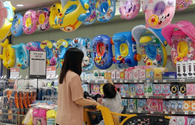 본격적인 여름 휴가철이 다가온 지난 15일 오후. 거리두기 4단계에도 불구하고 서울 시내 한 대형마트에서 시민들이 물놀이용품을 보고 있다. /사진=뉴시스