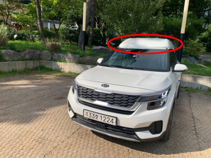 커스터마이징 모빌리티 서비스 '탐'의 '무빙 시네마' 차량. 기아 소형 SUV 셀토스에 전고가 높아지도록 개조됐다./사진=이강준 기자
