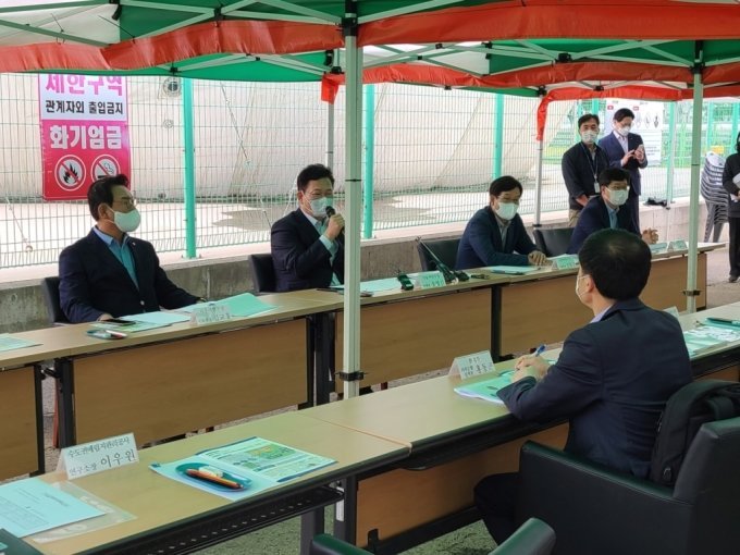 On June 7, Song Young-gil, the leader of the Democratic Party of Korea, National Assembly members An Ho-young, Kim Kyo-heung, Lee So-young, and Shin Dong-geun, Lee Jae-hyeon Head of Seo-gu District Office, Incheon, CEO Seo Joo-won of SUDOKWON Landfill Site Management Corp., Officer Hong Dong-gon of Resource Recirculation Policy Division of the Ministry of Environment visited City Oil Field&#039;s R.G.O. facility site in SUDOKWON Landfill Site and listened to the explanation of City Oil Field. Song Young-gil, leader of the Democratic Party of Korea emphasized that &quot; we value the new attempt of renewable energy companies and I&#039;d like to ask organizations such as the Ministry of Environment and local governments to cooperate to develop patented technologies further.&quot;/ Photo=City Oil Field