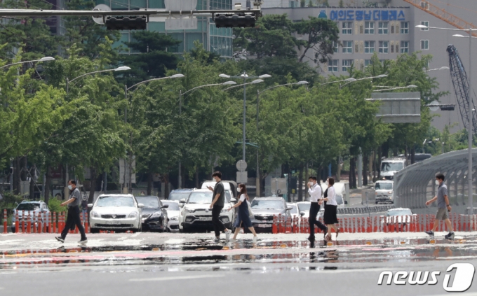 서울에 폭염경보가 발령된 지난 19일 오후 서울 여의도공원 앞 횡단보도에 아지랑이가 피어오르고 있다. /사진=뉴스1